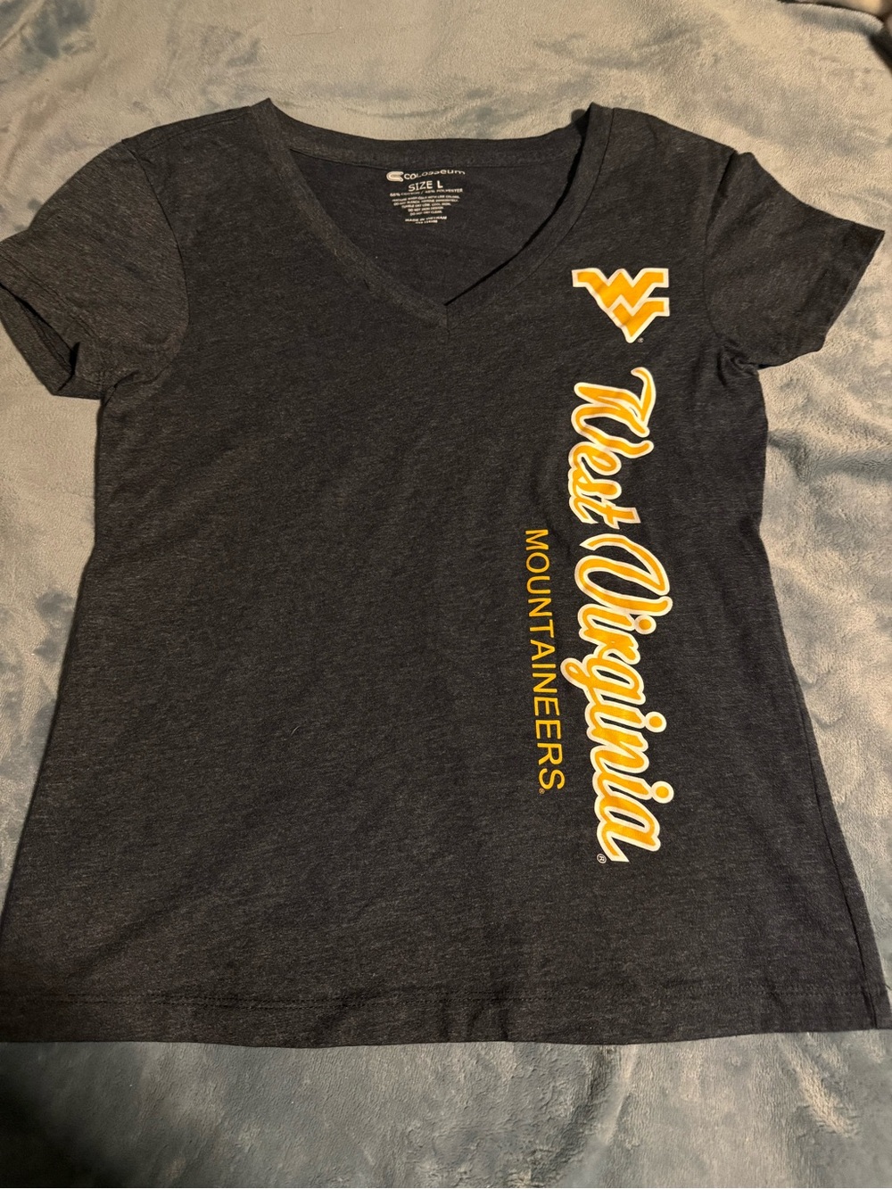 ✨NWOT~Colosseum Women's Navy West Virginia Mountaineers V-Neck Tee